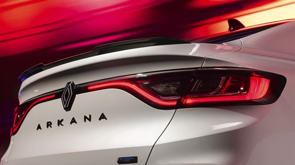 Renault Arkana E-Tech full hybrid - hátsó spoiler, fényjegy és E-Tech embléma