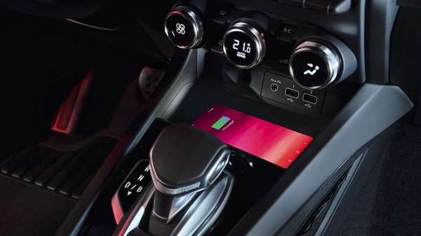 Renault Arkana E-Tech full hybrid - indukciós telefontöltő és műszerfal