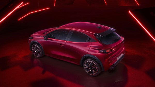 coupé profile enhanced by 18" wheels on the esprit Alpine version - Renault Clio