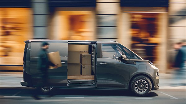 nouveau Renault Trafic Van E-Tech électrique - accès latéral, chargement simplifié