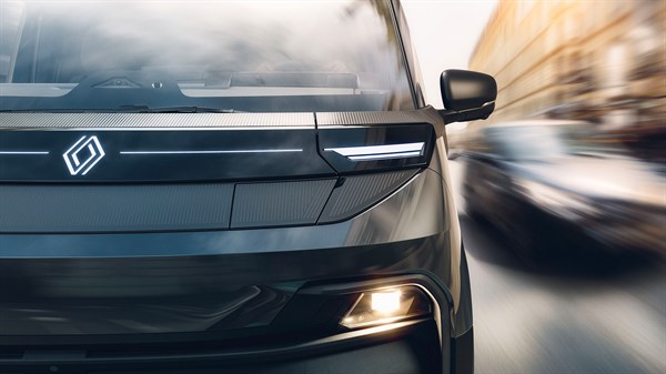 nouveau Renault Trafic Van E-Tech électrique - logo lumineux identitaire