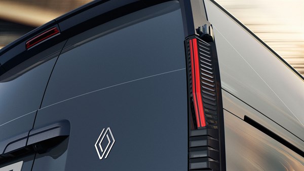 nouveau Renault Trafic Van E-Tech électrique - signature lumineuse arrière sculptée en 3D